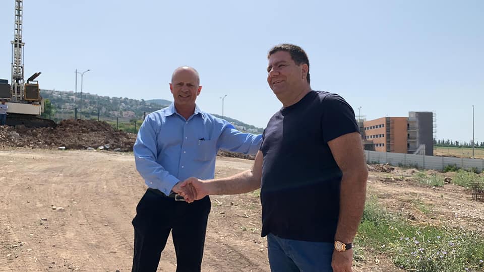 אבי אלקבץ והיזם בשטח 