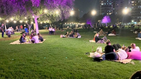 יושבים בקפסולות.jpg