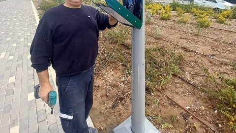 צוות חזות העיר מרכיב עמודי שקי קקי לכלבים ברחבי העיר.jpg
