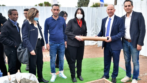 ראש העיר ומנהלת המחוז מניחים את הקלף.jpg