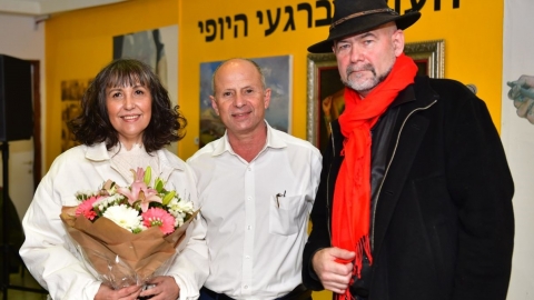 שני היוצרים של התערוכה אנדריאן זודרו ואנה זרניצקי עם ראש העיר.jpg