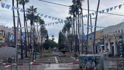 העיקר קושטה בדגלי יוון וישראל.jpg