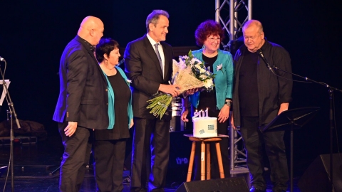 להקת השדרה מעניקה זר ועוגה לשגריר.jpg