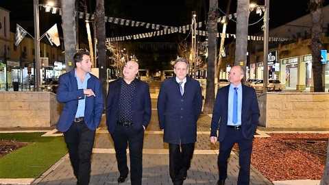 השגריר בסיור במרכז העיר.jpg
