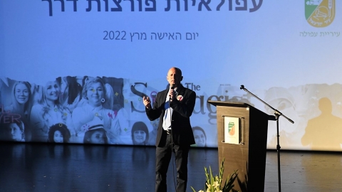 אבי אלקבץ פותח את ערב השק הספר.jpg