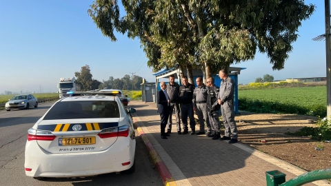 ראש העיר והשיטור העירוני בתחנה של הפועלים הפלסטינים.jpg