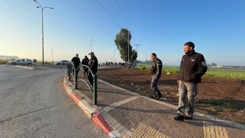 השיטור העירוני ושוטרי תחנת עפולה מחזירים את הפועלים הפלסטינים יממה לאחר הפיגוע.jpg