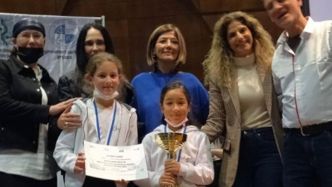 התלמידות עם ראש מינהל חינוך וסגניתה.jpg