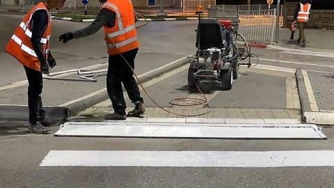 צביעת מעברי חצייה.jpg