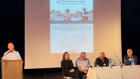 אבי אלקבץ מברך את באי הכנס.png