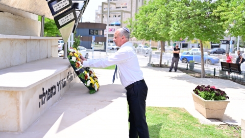 ראש העיר מניח זר.JPG