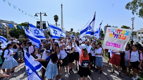 תלמידות החמד במצעד.jpg