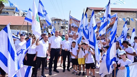 ראש העיר וממלא מקומו עם תלמידי החמד.jpg