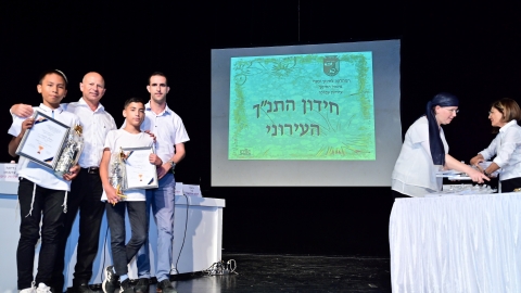 ראש העיר אלקבץ עם מנהל בית ספר מעלות אליאור בטיטו ושני התלמידים הזוכים.JPG