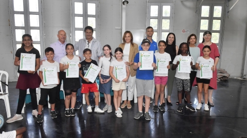 הזוכים עם ראש העיר, יור ומנכל סיסמא לכל תלמיד.JPG