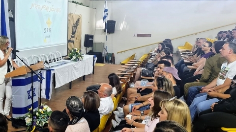 סיניה לוי מנהלת השכבה מברכת את הבוגרים ובני משפחתם.jpg