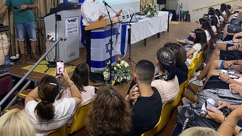 ראש העיר אבי אלקבת מברך את הבוגרים שקבעו את השיא העירוני.jpg