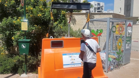 הצבת פחים כתומים בכל העיר.jpg