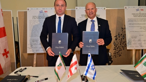 שני ראשי הערים לאחר טקס חתימה ברית ערים תאומות.JPG