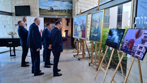 המשלחת הגיאורגית מתרשמים מהתערוכה.JPG