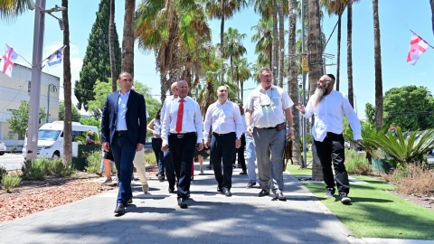 ראש העיר מסייר עם המשלחת בשדרה המרכזית של העיר.JPG