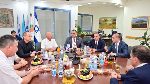 המשלחת מגיאורגיה במפגש עם שר החקלאות עודד פורר בעפולה.JPG