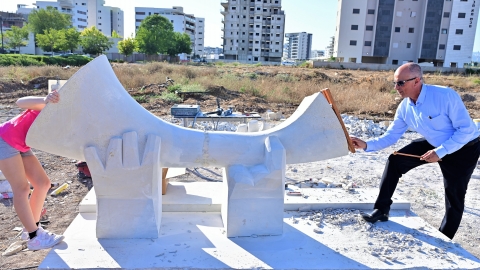 פסל נגינה אינטראקטיבי.JPG