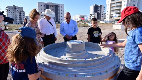 ראש העיר ותושבים מתרשמים מפסל אינטראקטיבי של הפסל היפני.JPG