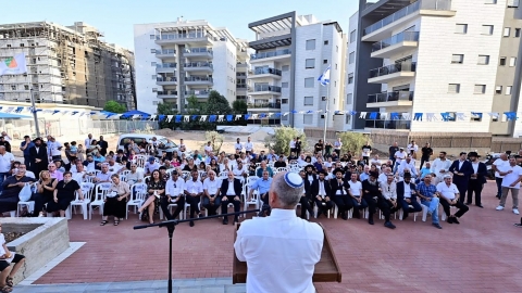 תושבים רבים הגיעו לחנוכת בית הכנסת הראשון.jpg