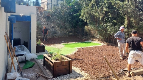 עובדי מיטרוניקס משדרגים את חצר המרכז.jpg