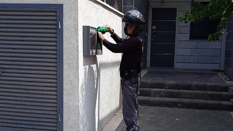 מחלקים שקיות זבל לכל התושבים.jpg