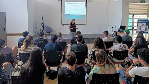 מנהלת טאגף קהילה תמר דגמי מקבלת את פניהם של חניכי מכינת תבור בעפולה.jpg