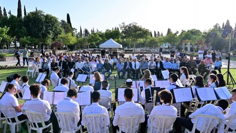 הטקס שנערך ברחבת בית העלמין הצבאי.jpg