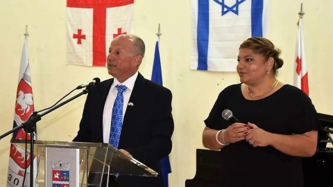 אבי אלקבץ נואם בפני הקהל הגיאורגי.jpg