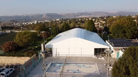 הבריכה המקורה והשטח עליו יוקם פארק המים בחודשים הקרובים.jpg
