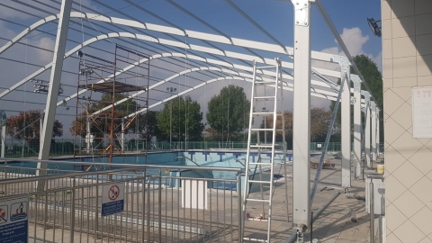 בניית הקירוי בבריכה בעפולה עילית.jpg