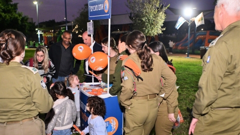 ראש העיר וקבט העירייה בעמדות הסברה בהפנינג חירוטם שנערך הבעיר.JPG