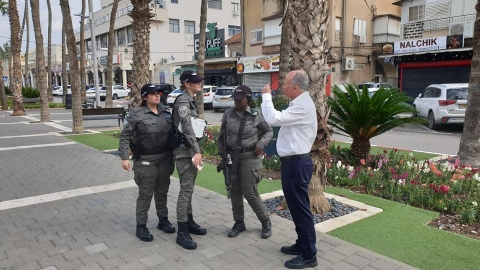ראש העיר אלקבץ עם הלוחמות במרכז העיר.jpg