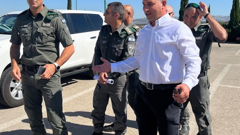 מנכל העירייה מארחת את מפקד מגב בעפולה.jpg