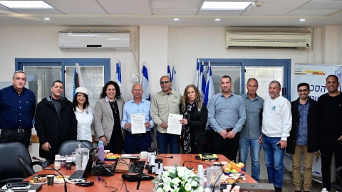 חותמים על האמנה בעפולה.JPG
