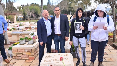 ראש העיר עם חבר המועצה עדיאל אילוז על קבר אחיו איתי אילוז.jpg