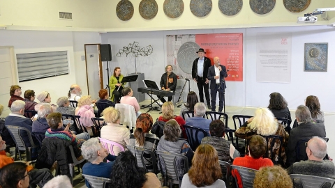 ראש העיר אבי אלקבץ ואנדריאן זודרו אוצר התערוכה.jpg