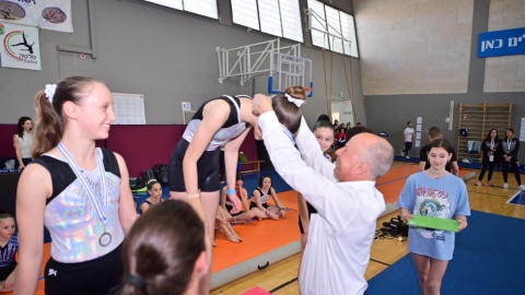 ראש העיר אבי אלקבץ עניק מדליה למנצחות.jpg