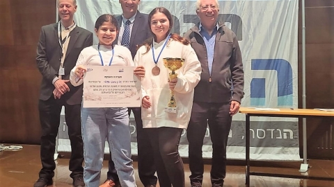 התלמידות הזוכות של אלון יזרעאל במעמד קבלת הפרס.jpg
