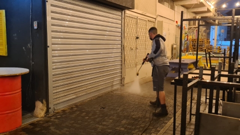שוטפים את השוק.JPG