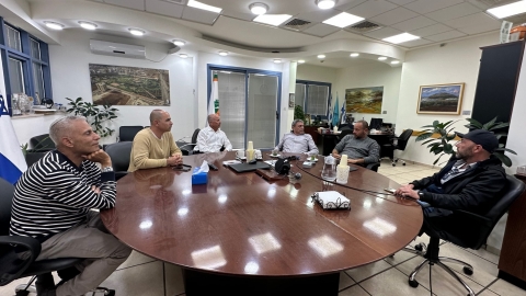 הנהלת חברת תפוז בביקור בלשכתו של אלקבץ ראש העיר.jpg