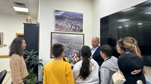 ראש העי מציג לתלמידים את תוואי הנחל בראשי ימיה של העיר.jpg