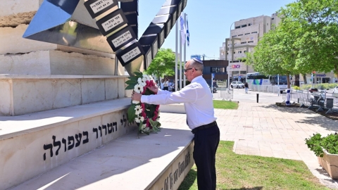 ראש העיר מניח את זר עיריית עפולה על האנדרטה.jpg