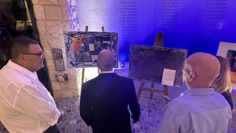 בתערוכה.jpg