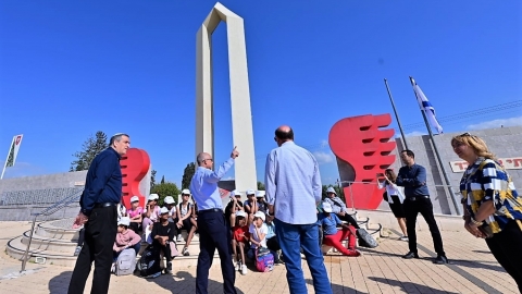 ראש העיר עם סגנו חביב פרץ עם התלמידים.jpg